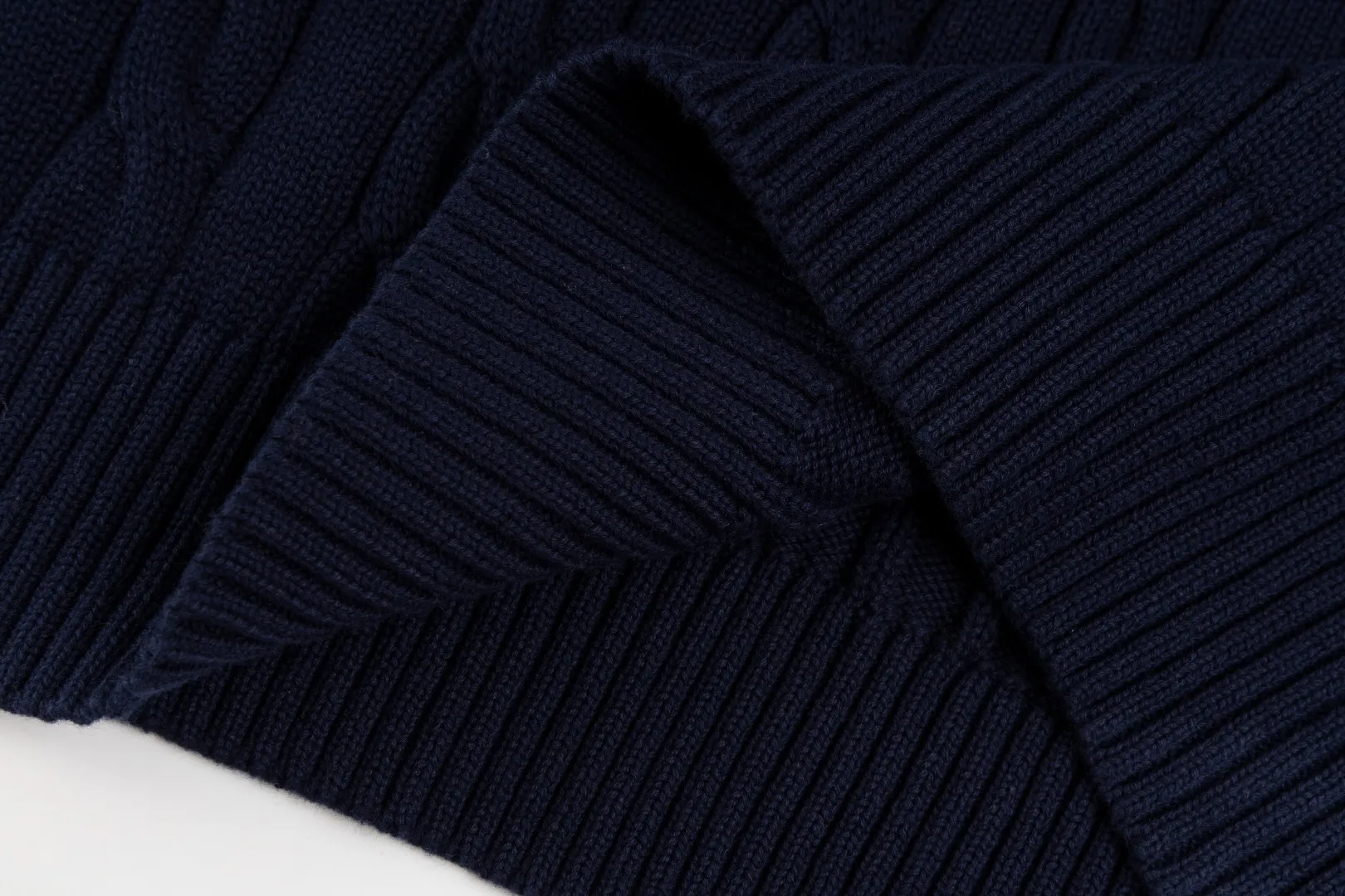 P236 #R92 RALPH LAUREN Ralph Lauren fifteen colors classic small label embroidery logo turtleneck pullover half-zip knitted cable sweater with high-density LOGO embroidery on the chest and original customized tag accessories. Made of pure cotton yarn, pure cotton is skin-friendly and comfortable, small label war horse embroidered twist turtleneck sweater 🐎 high quality, follow the blogger to learn how to wear it! Let’s buy a Ralph Lauren cable sweater. It’s a super hard-to-find series after it became popular. It’s hard to find one on the official website. It’s simple and practical to wear, with a lazy and loose feel. The thickened fabric has more texture, feels soft and delicate, and has a loose fit. Whether worn alone or layered, you can wear different styles of fashion with just one piece!   Size：XS S M L
